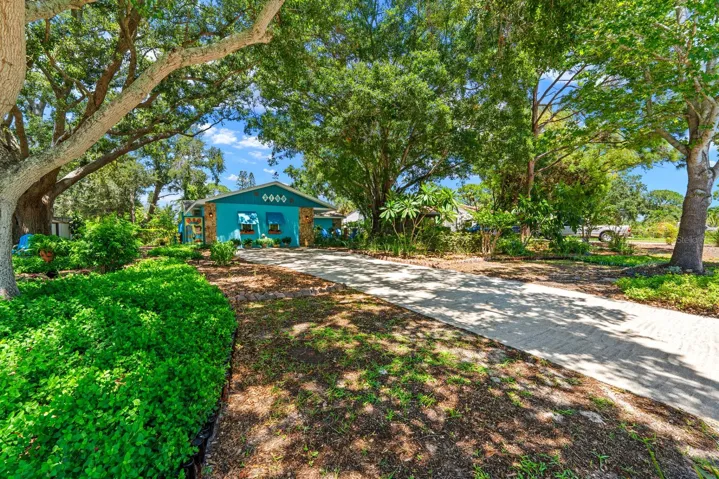 Lon Driveway with Plenty of Parking for Cars, Boats & RV