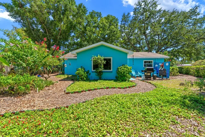 Large Backyard, plenty of Space to Entertain