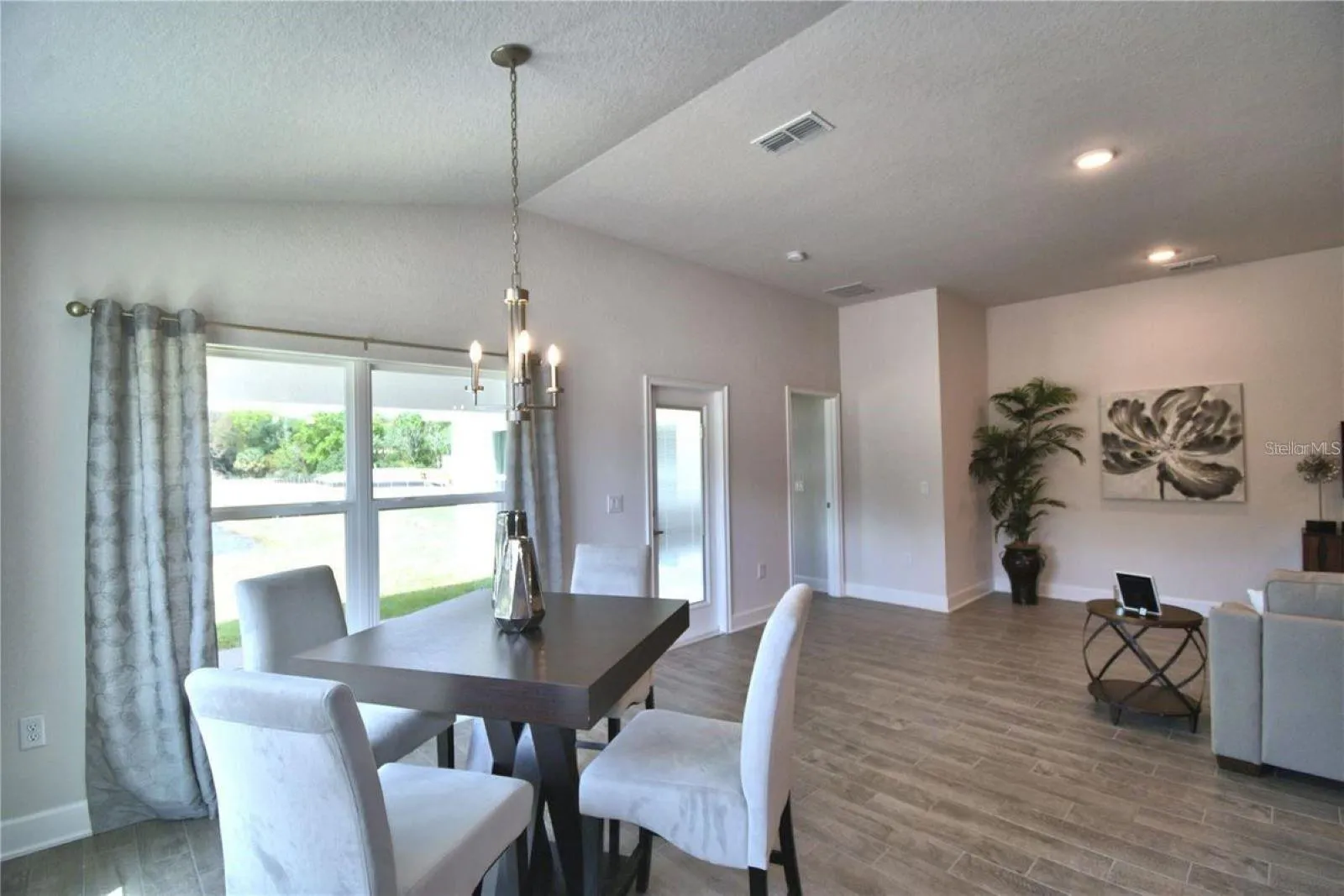 Similar home with same floorplan. Colors and options may vary.