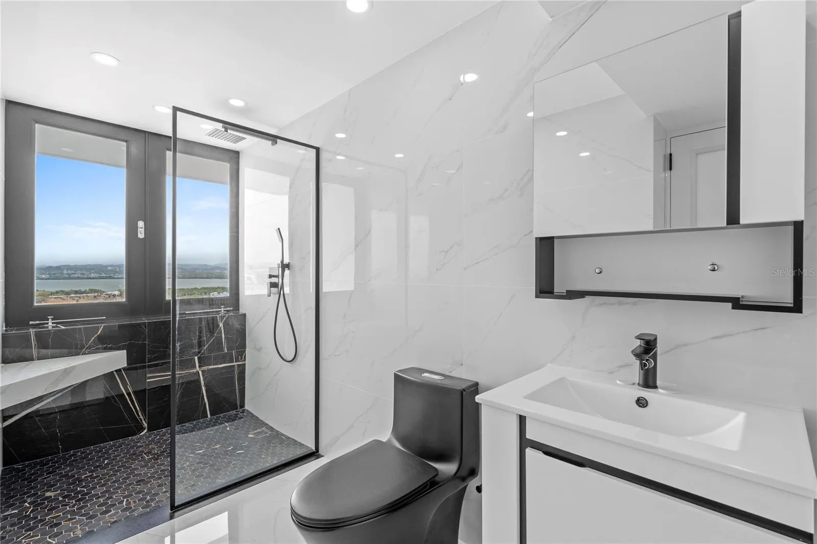 Coral Beach PH - Bathroom