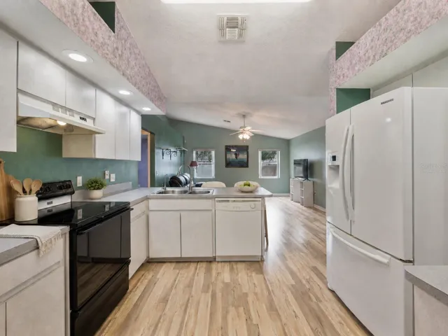 Large, well maintaiend Kitchen - Virtually Staged to enhance experience.