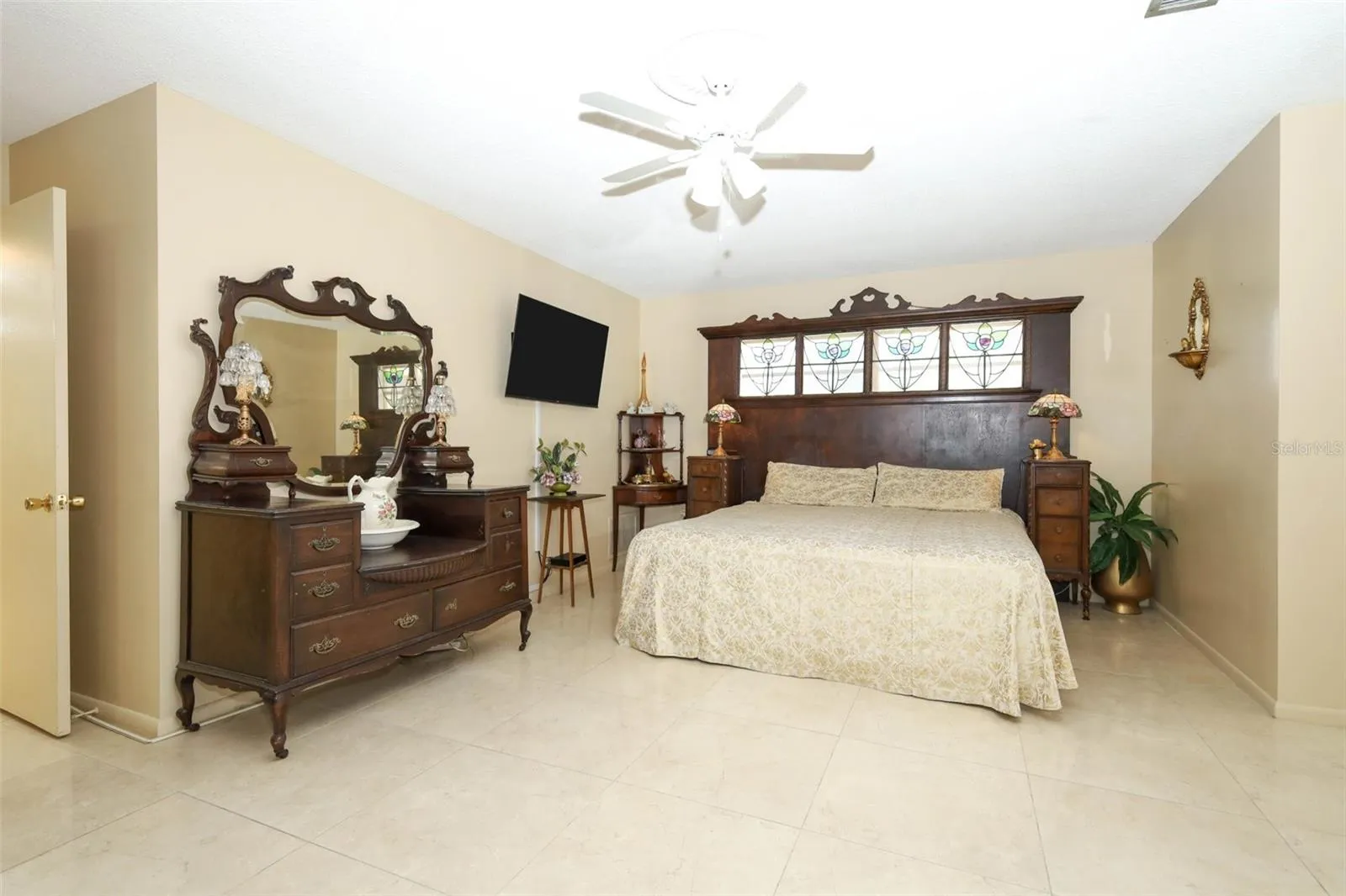 Owners's Suite w/tiled floors thoughout