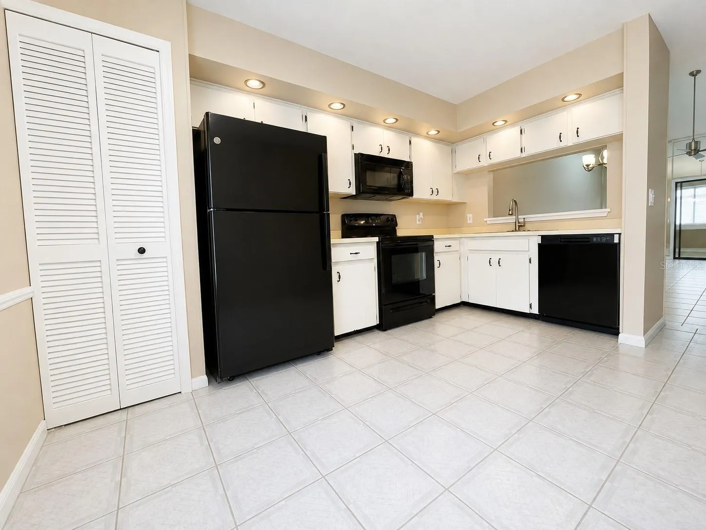 KITCHEN WITH NEWER APPLIANCES