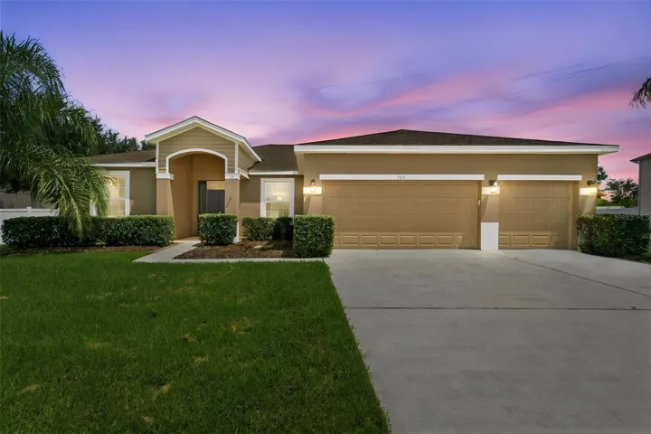 Move-in ready 4-bedroom Deltona home on .28 acres!