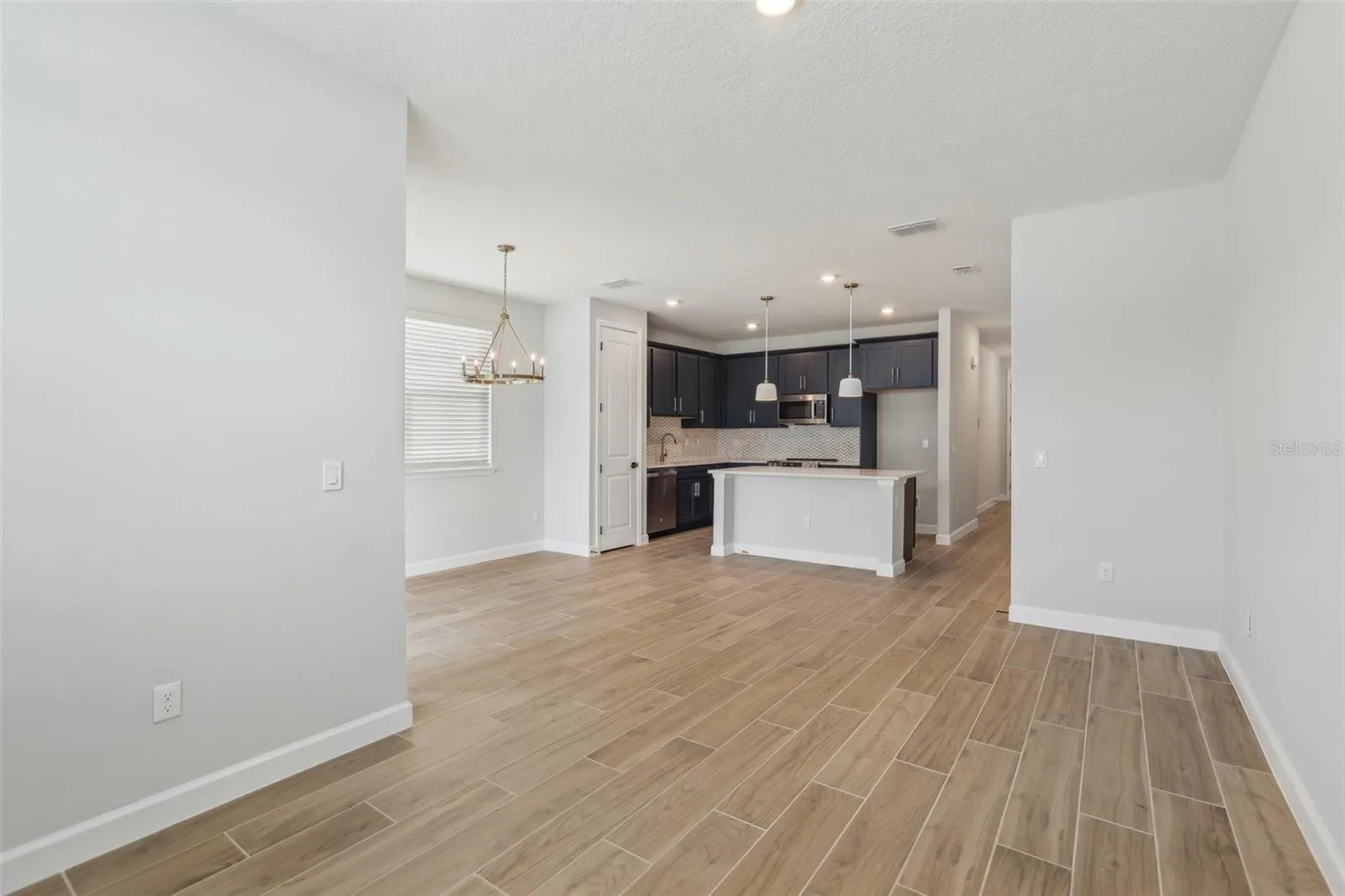 Representative images and renderings are for illustrative purposes. Actual structural options and design finishes of home may vary.