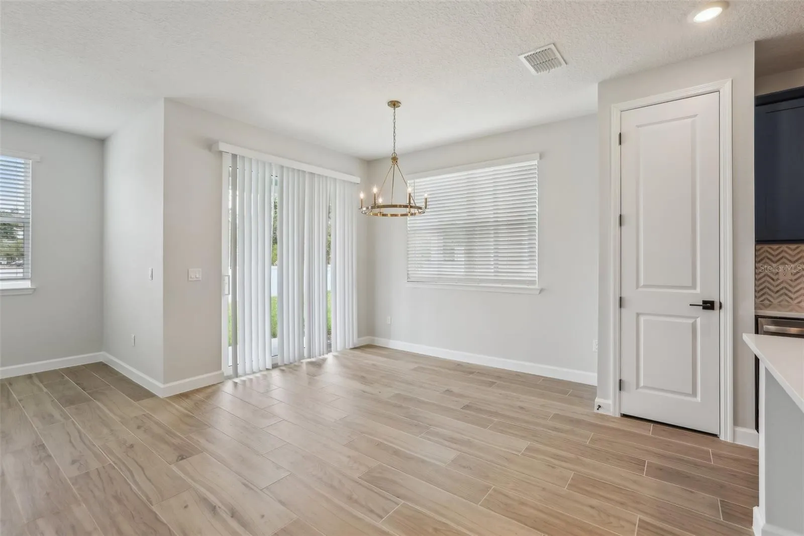 Representative images and renderings are for illustrative purposes. Actual structural options and design finishes of home may vary.