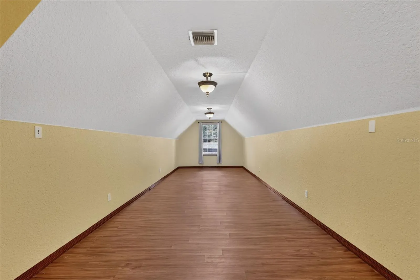 The sheer scale of this bonus space has to be seen to be believed. Think playroom, home gym, or creative workspace.