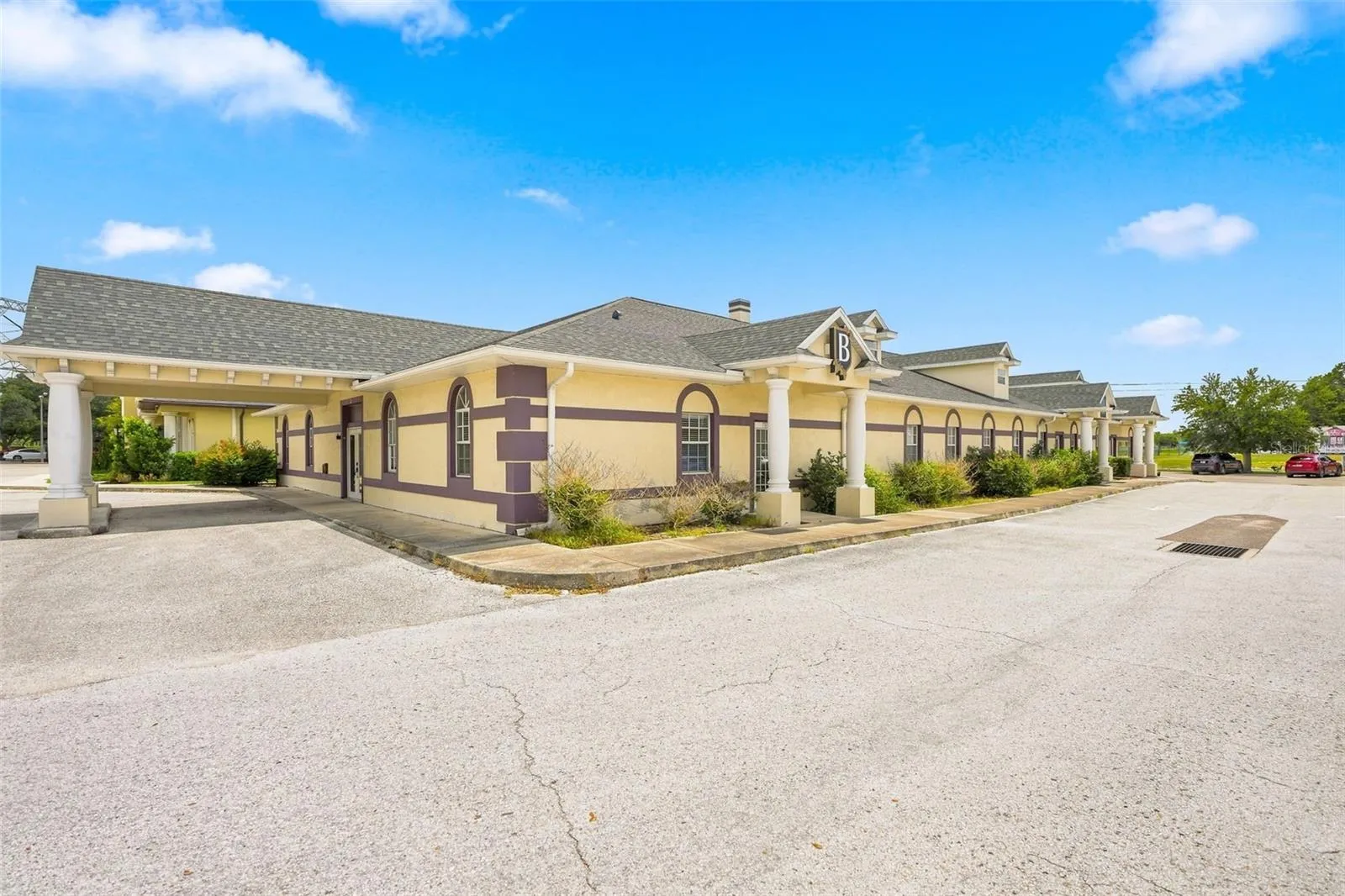 Great location on Mariner close to TAMPA GENERAL HOSPITAL SPRING HILL.