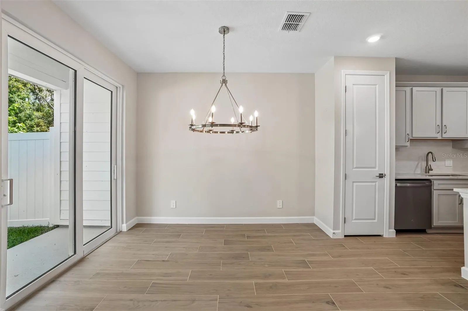 Representative images and renderings are for illustrative purposes. Actual structural options and design finishes of home may vary.