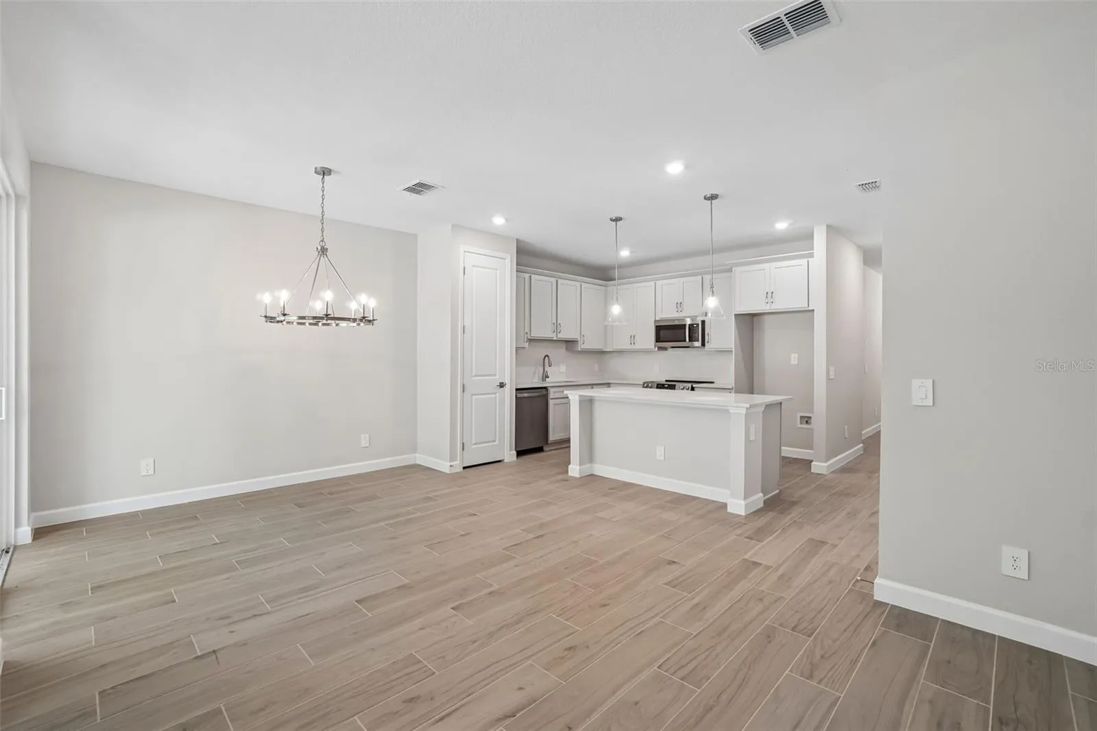 Representative images and renderings are for illustrative purposes. Actual structural options and design finishes of home may vary.