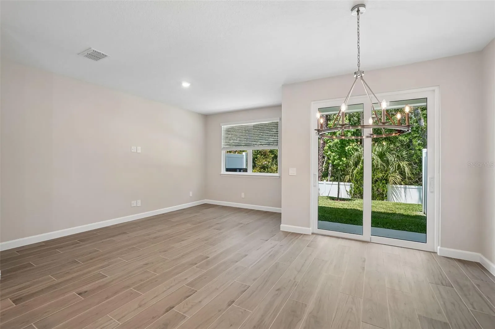Representative images and renderings are for illustrative purposes. Actual structural options and design finishes of home may vary.