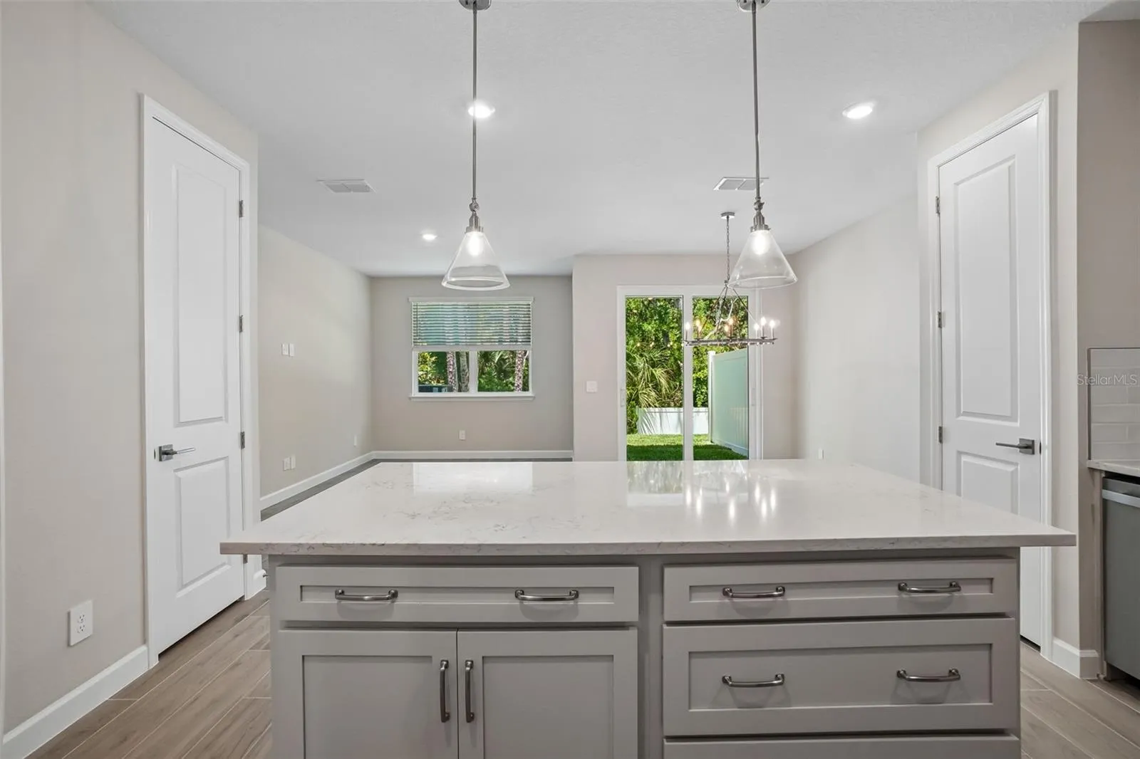 Representative images and renderings are for illustrative purposes. Actual structural options and design finishes of home may vary.