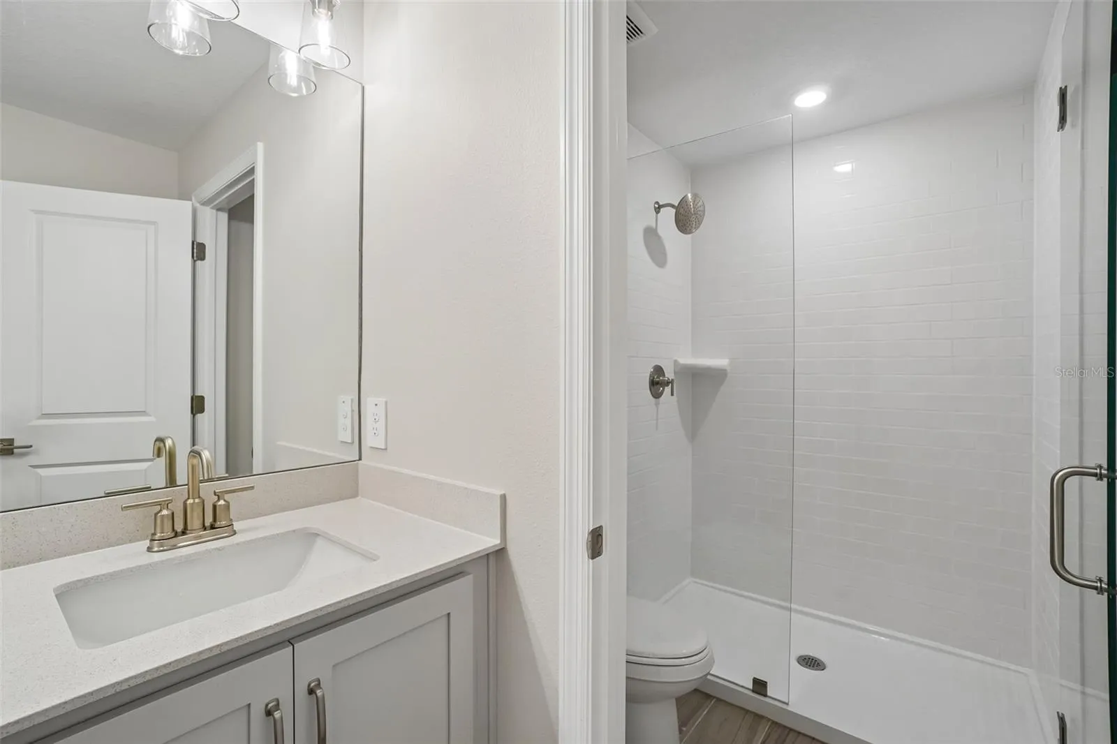 Representative images and renderings are for illustrative purposes. Actual structural options and design finishes of home may vary.