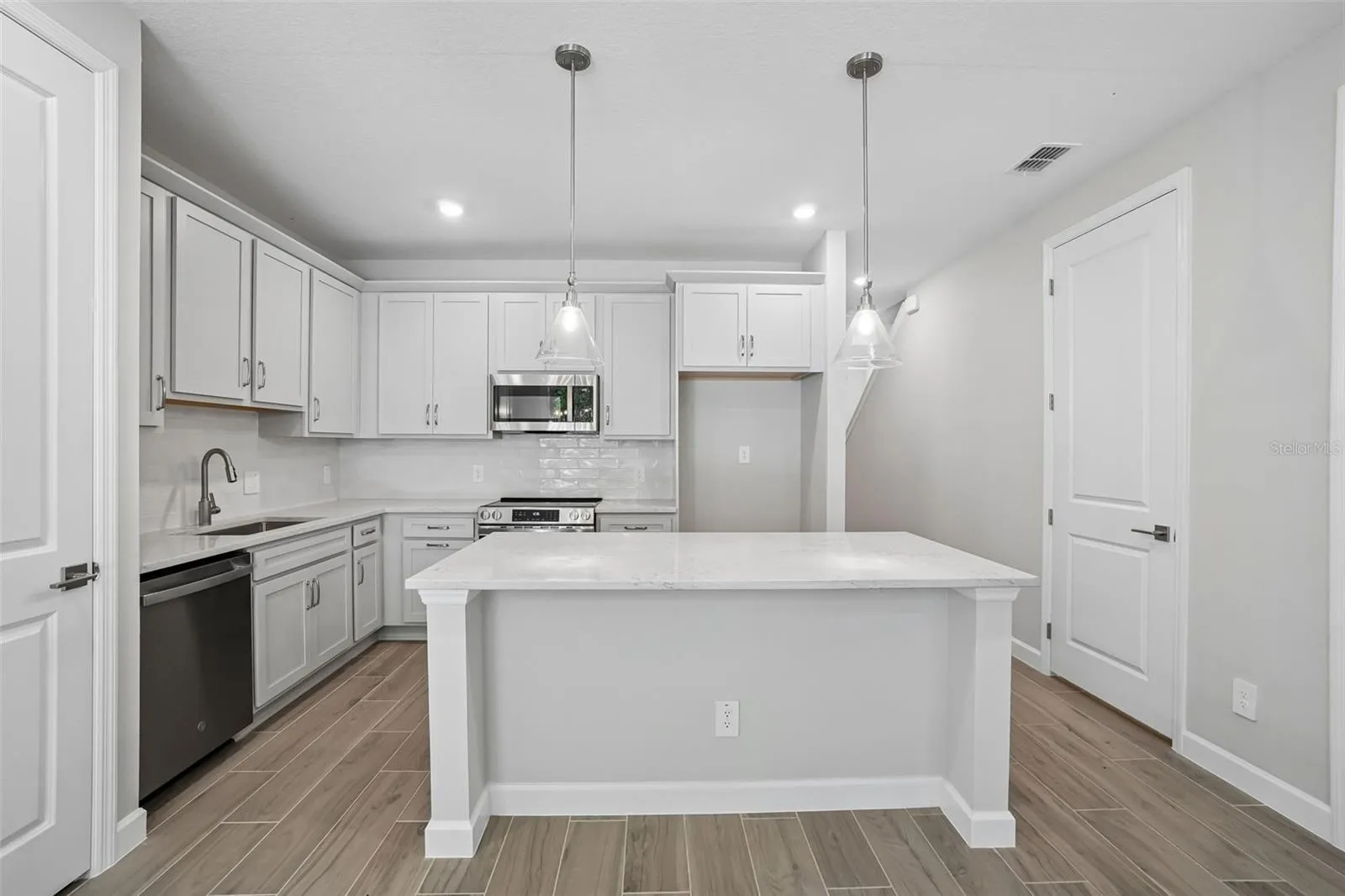 Representative images and renderings are for illustrative purposes. Actual structural options and design finishes of home may vary.