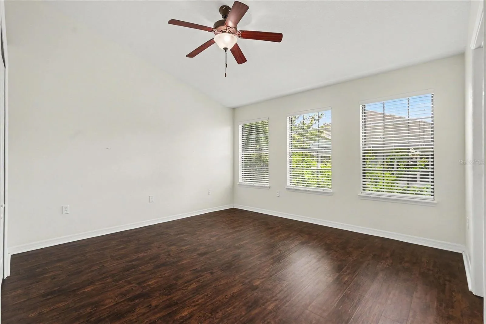 5520 Kinglethill Dr, Lithia FL 33547 - Primary Bedroom