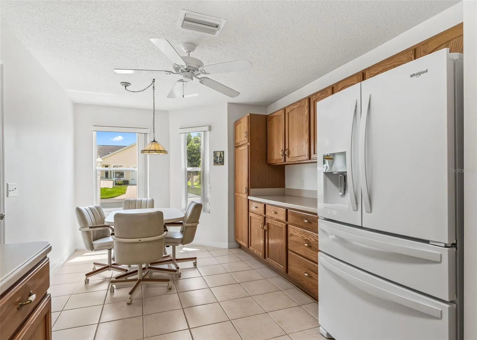 Kitchen showing breakfast nook