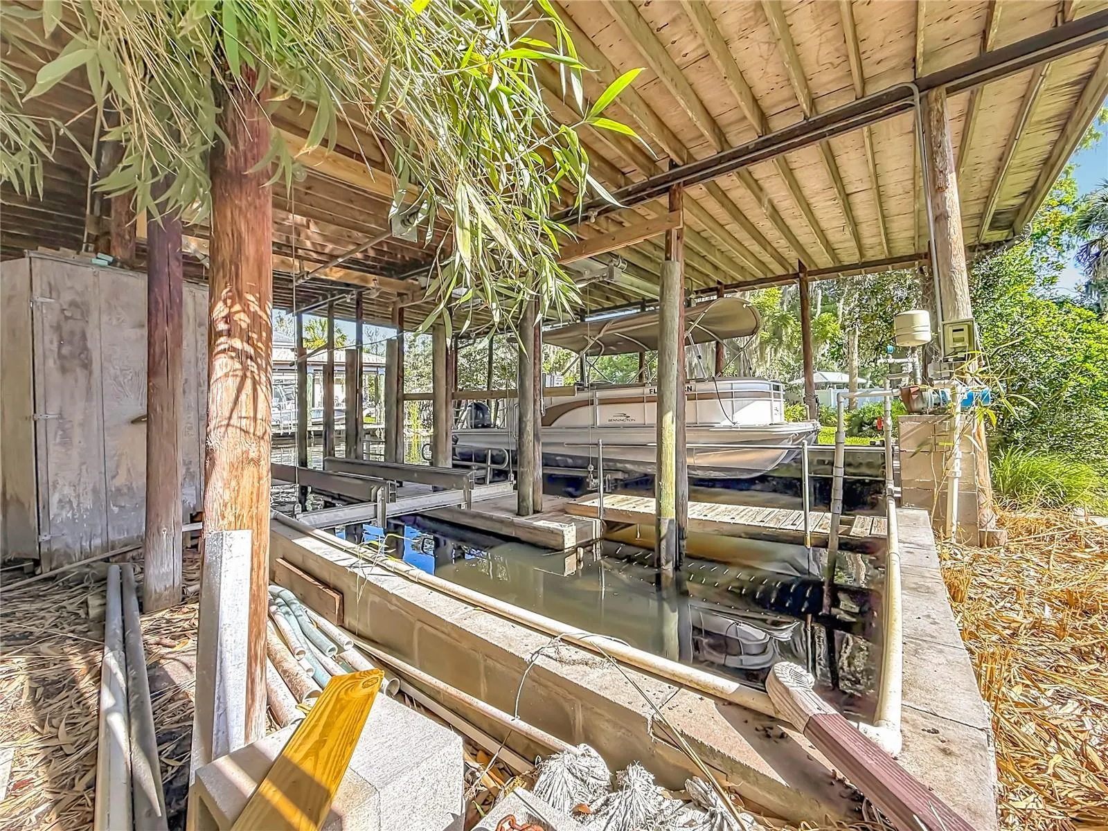 43'x32' covered Boathouse with Lift
