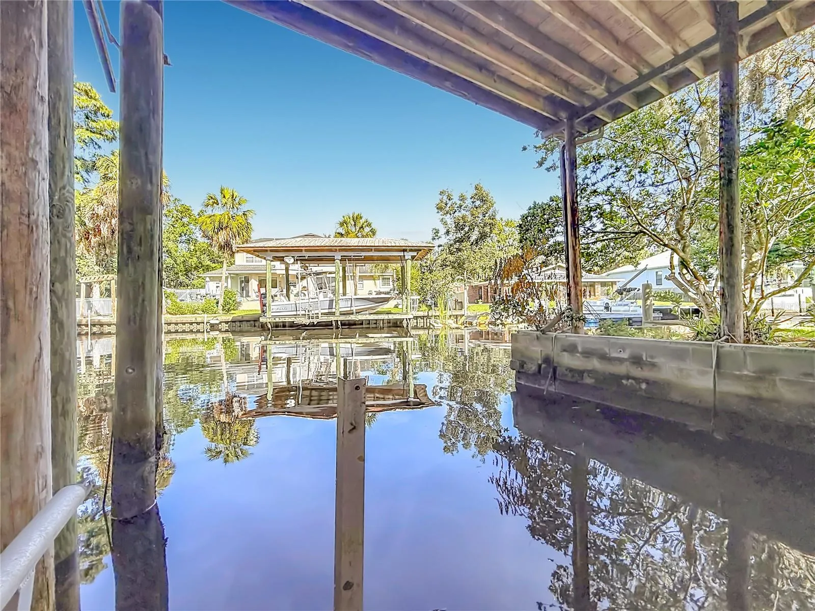 43'x32' covered Boathouse with Lift