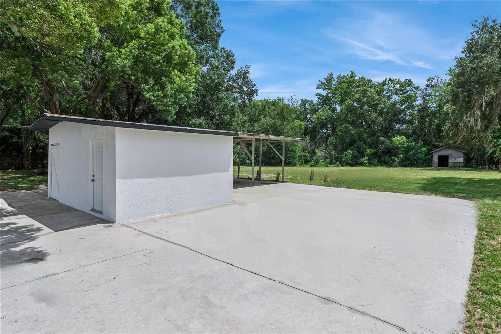 Detached workshop + multiple car carport