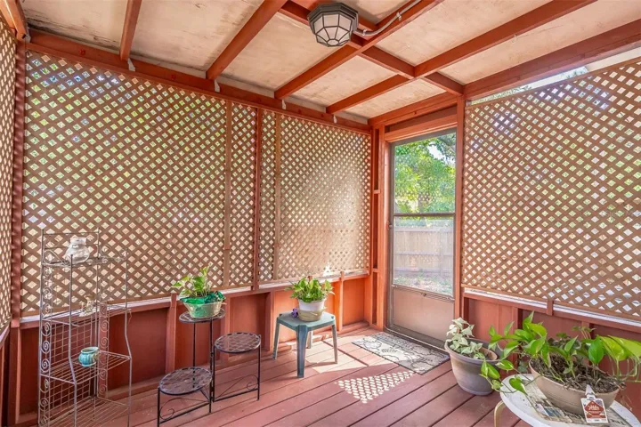 Enclosed rear screened porch