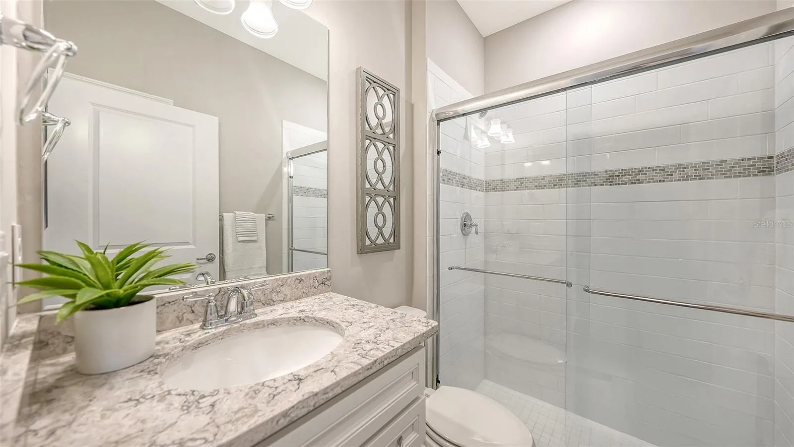 2nd Bathroom w/Step-In Shower