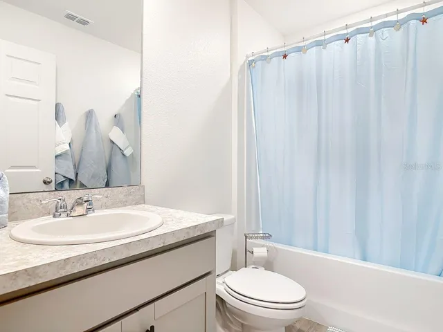 Guest bath: tub with shower