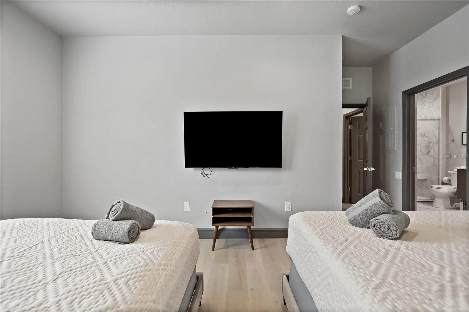 Second bedroom with wall-mounted TV – ideal for vacationing families
