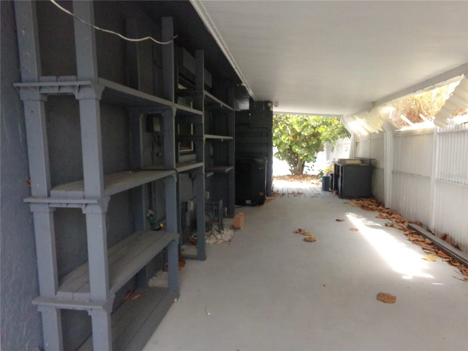 Carport left