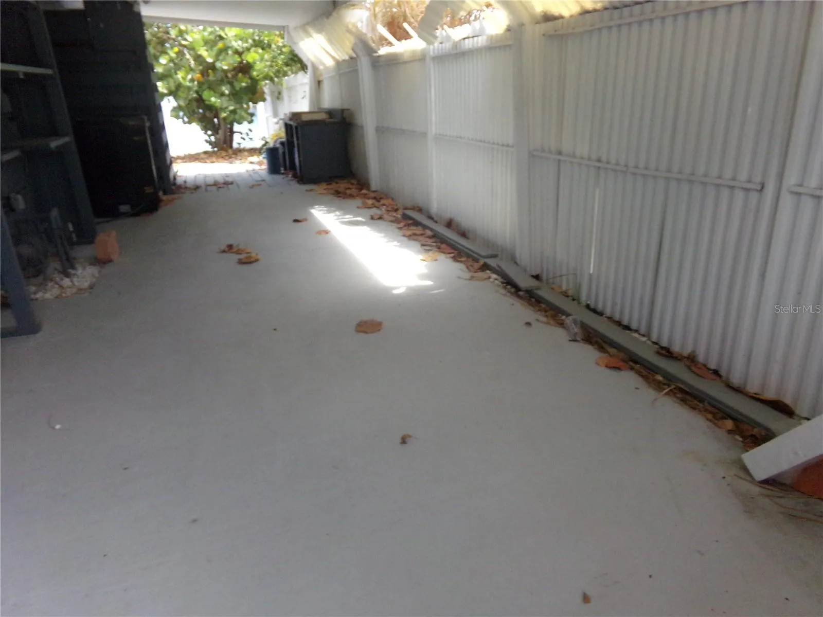 Carport right