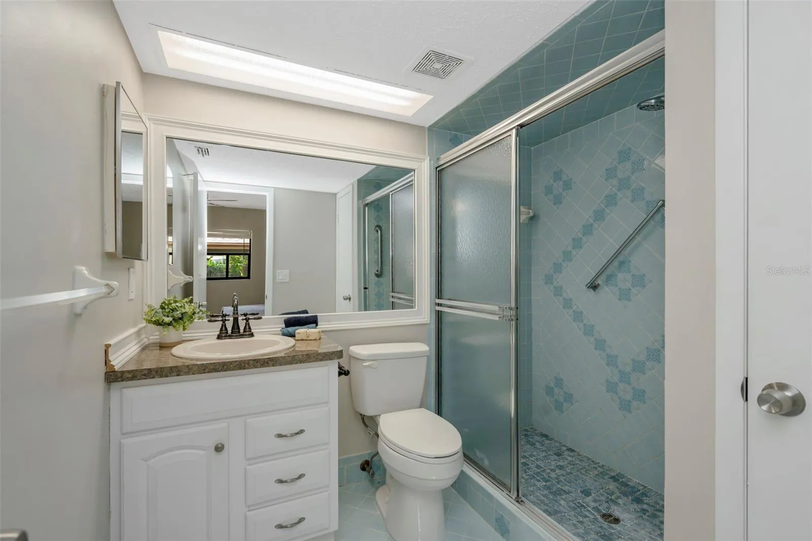 7614 Radcliffe Cir B113 Primary bath, ensuite