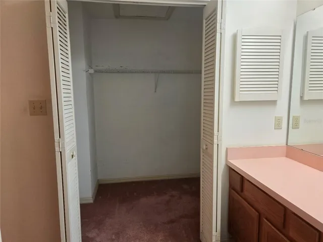Main bedroom walk-in closet