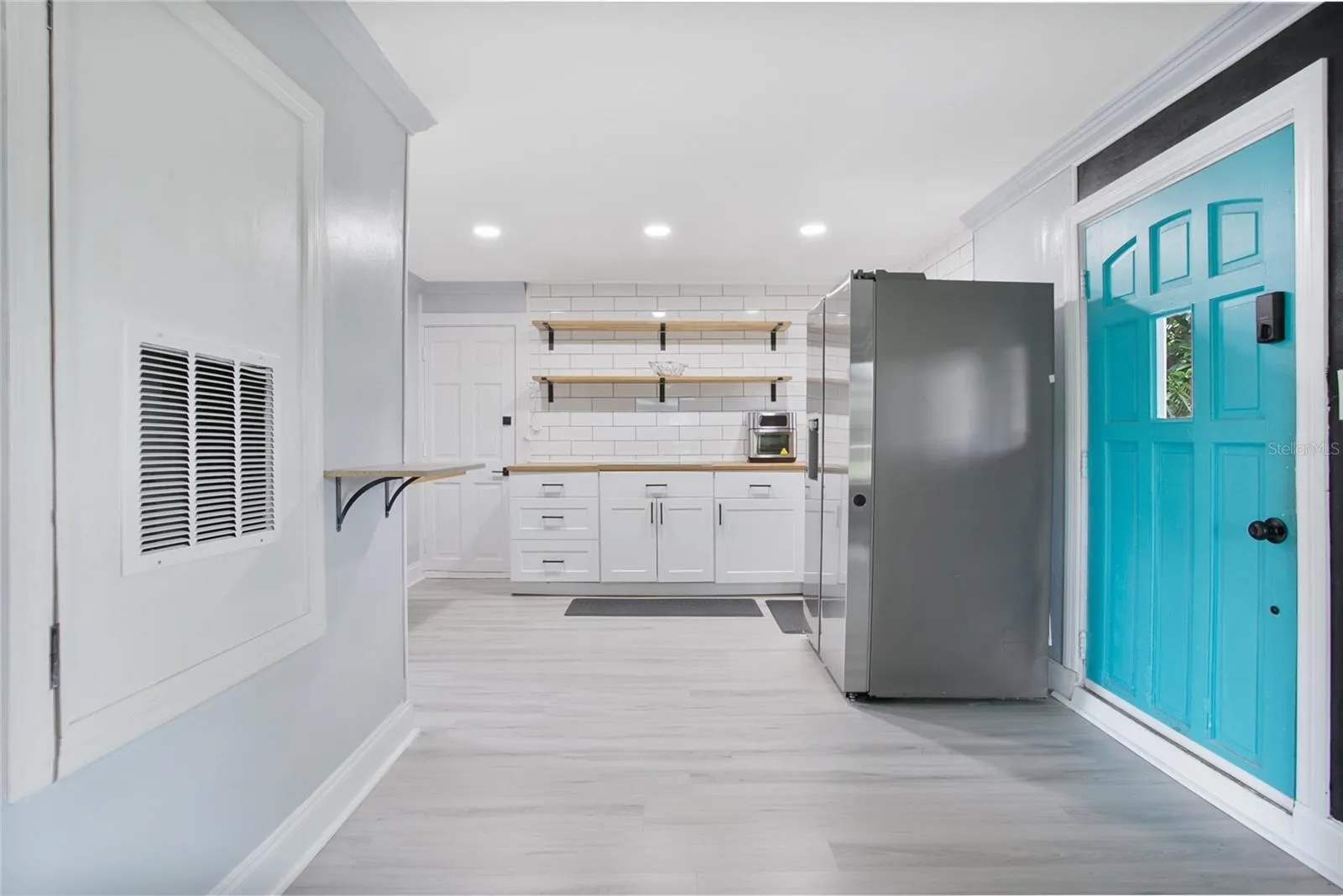 First Floor Unit, Entry