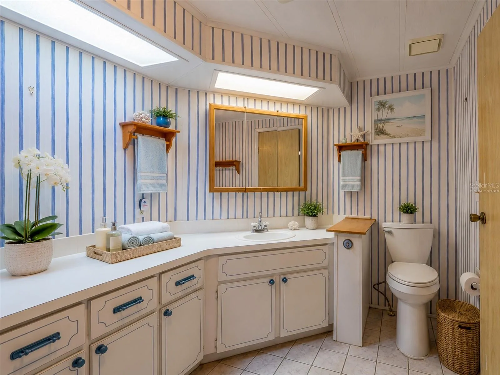 Second bathroom, virtually staged