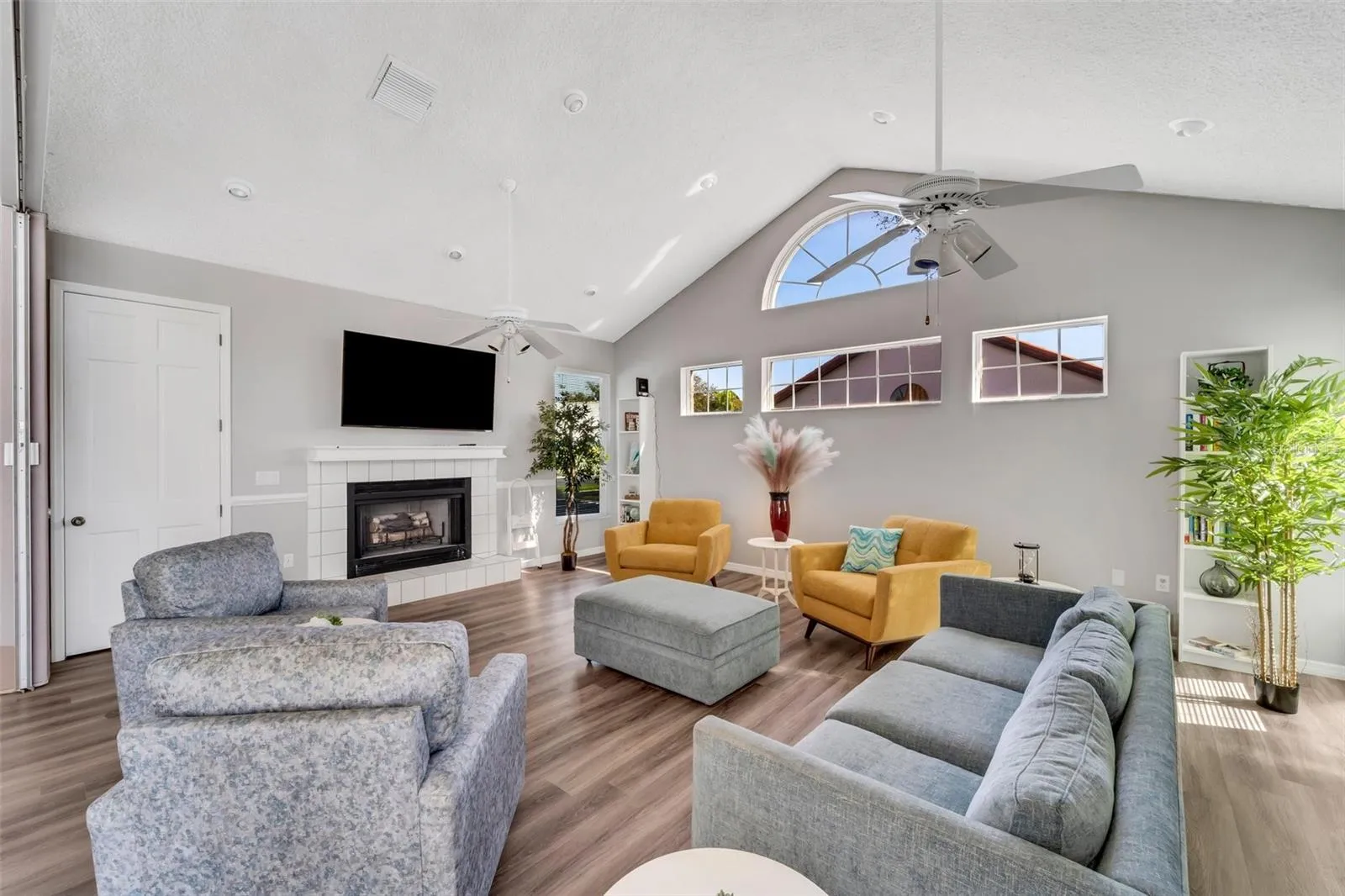 Sitting/TV room.
