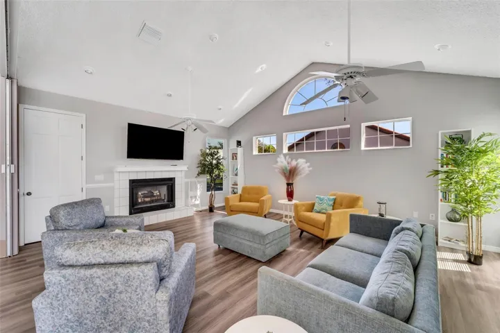Sitting/TV room.