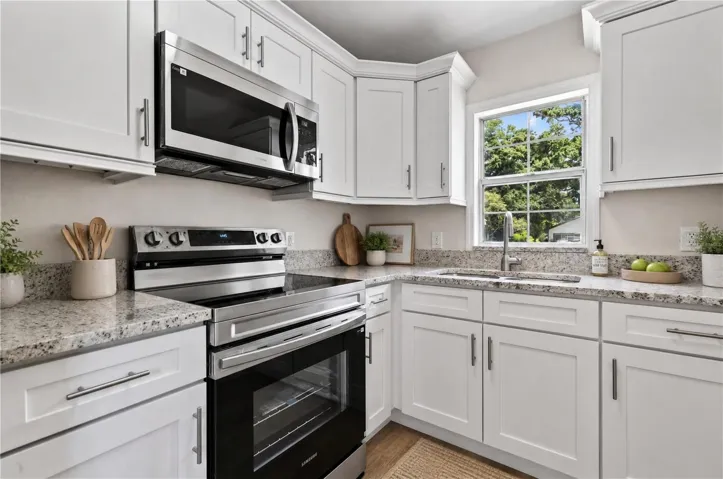 Kitchen (Virtually Staged)