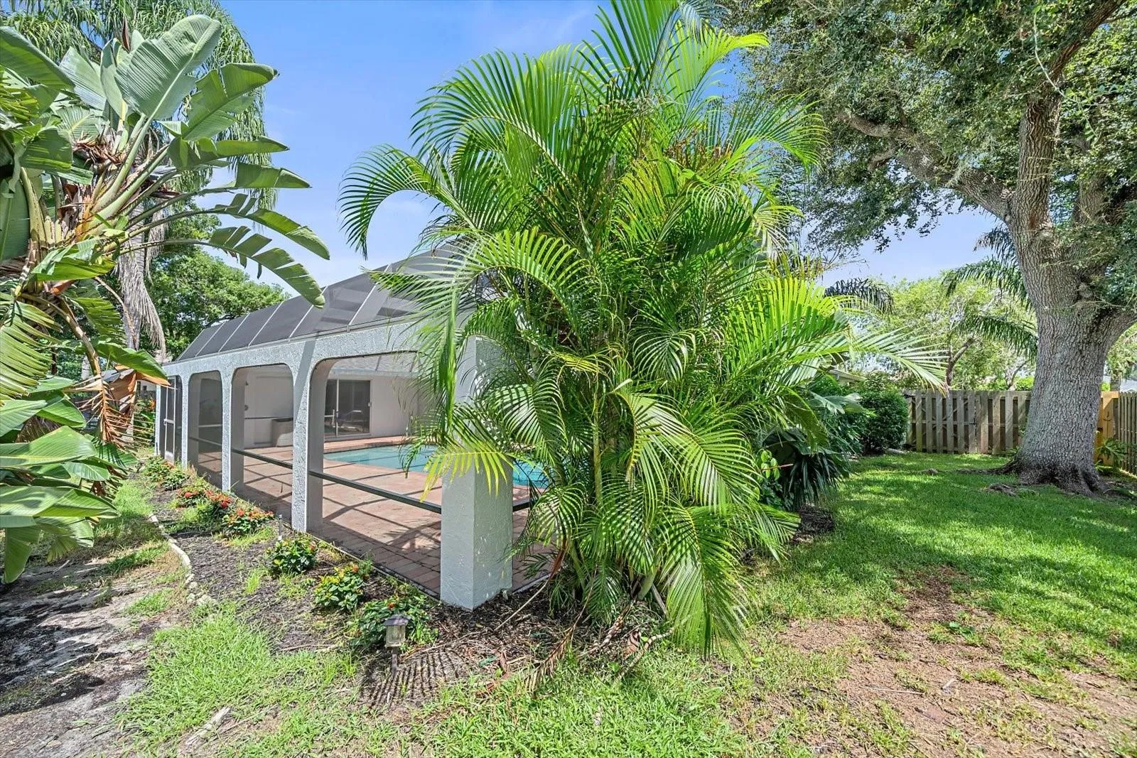 Very Private Fenced Yard