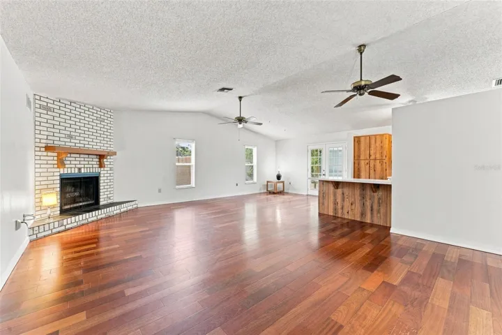 Great Room - Vaulted Ceilings!