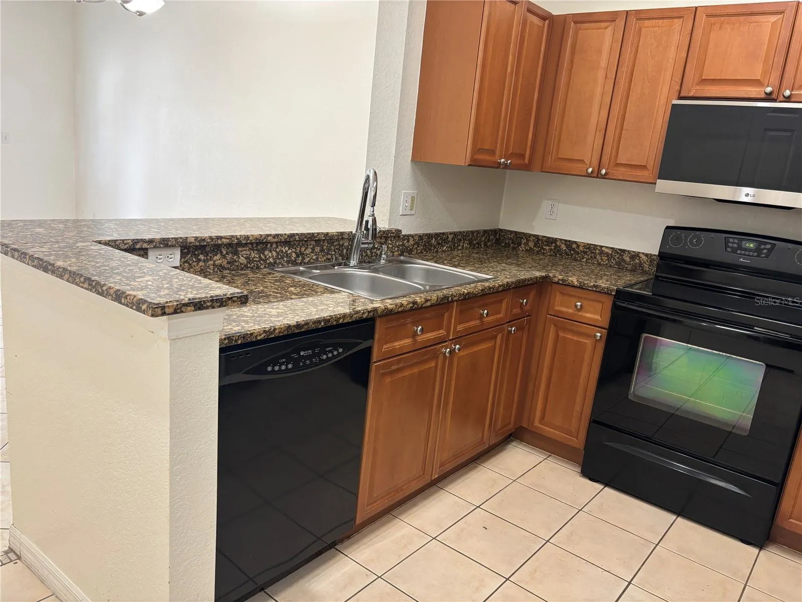 Kitchen &amp; breakfast bar open to great room.