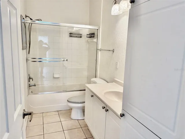 Secondary en suite bath with tub/shower combo.
