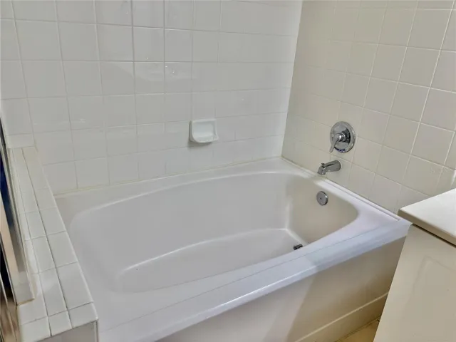 Primary tub en suite.