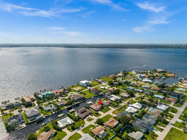 Welcome to 5815 SW 1st Pl, just around the bend from open water