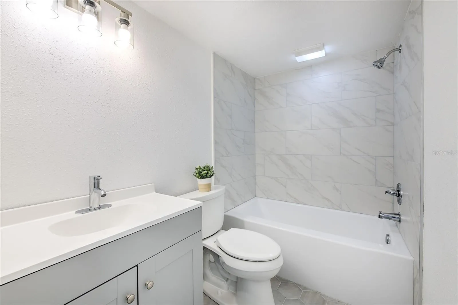 Upstairs Full Hallway Bathroom