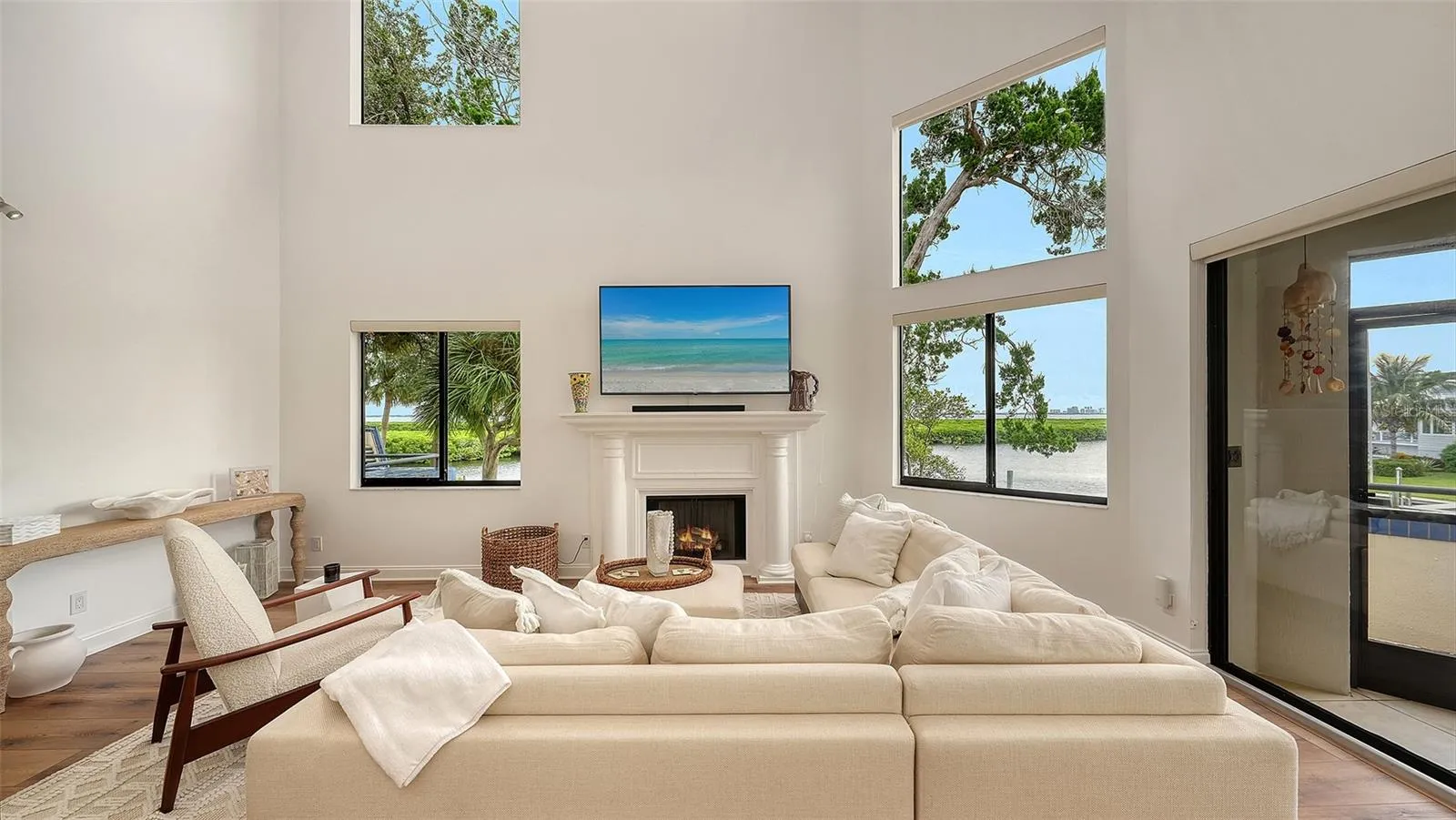 BEAUTIFULLY DECORATED FOR THAT LUCKY BUYER !