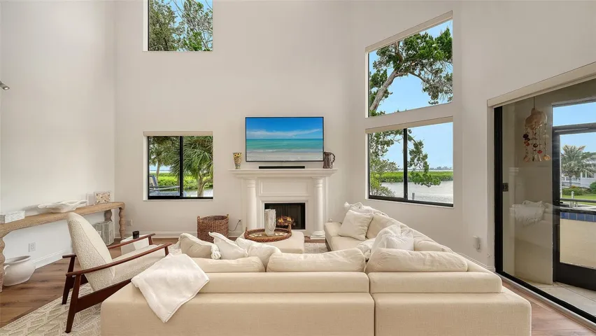 BEAUTIFULLY DECORATED FOR THAT LUCKY BUYER !