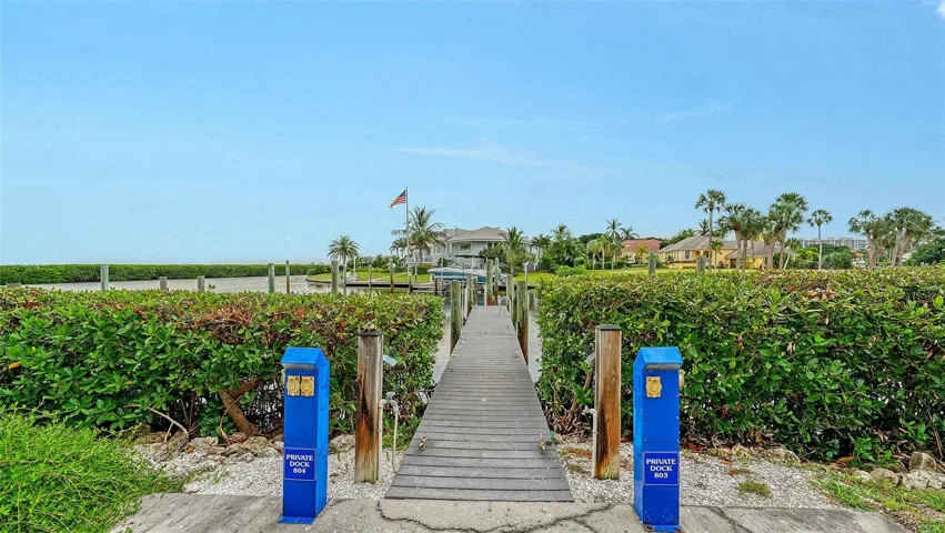 YOUR PRIVATE DOCK W/ 240V & 110 V WITH WATER ... CRUSIE AWAY ALL DAY !
