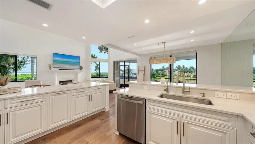CREAMY QUARTZ WITH SOFT NEUTRAL  HARDWOOD FLOORS