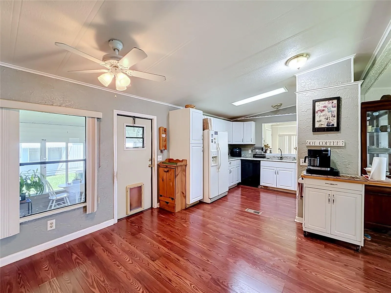 Entry to Breakfast area and kitchen