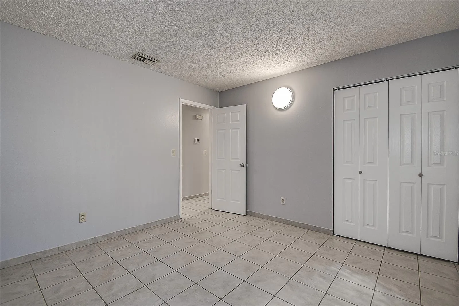 3rd bedroom to hallway
