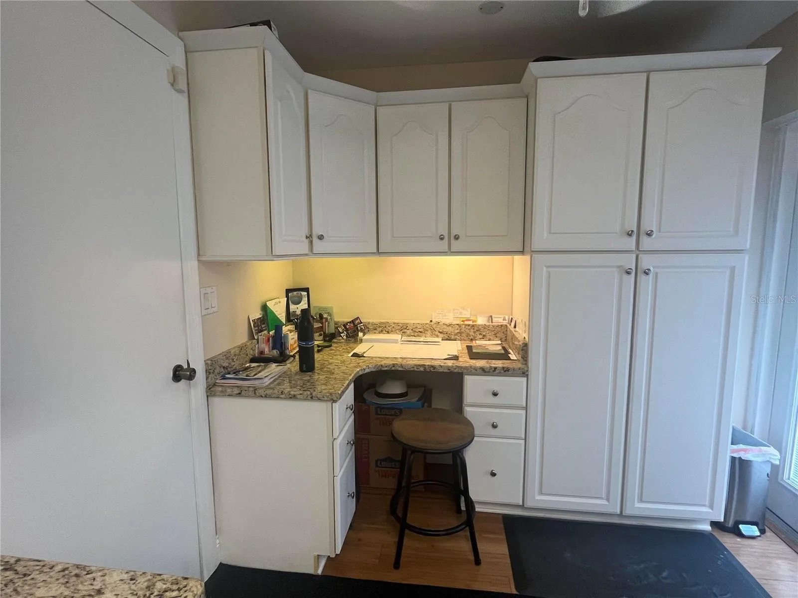 Kitchen w/built in desk and pantry
